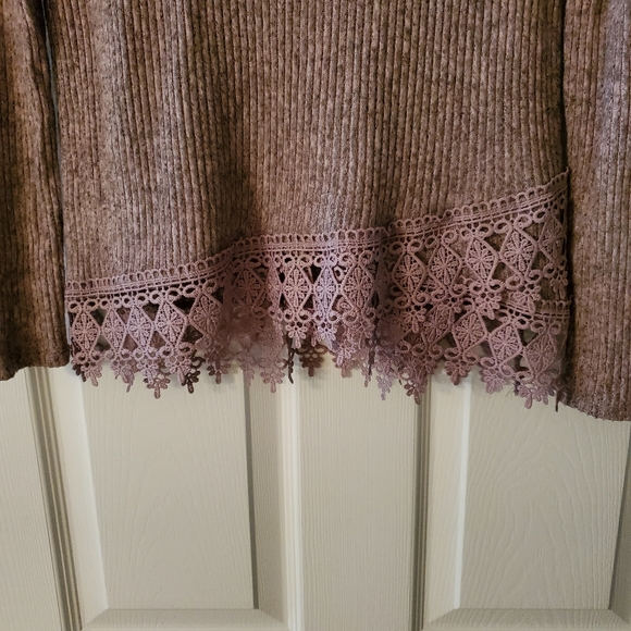 Ribbed sweater with cut-out lace. - Picture 3 of 5